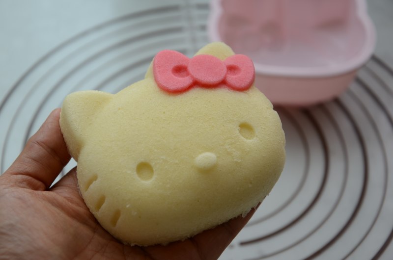 4-inch KITTY Steamed Cake Making Steps