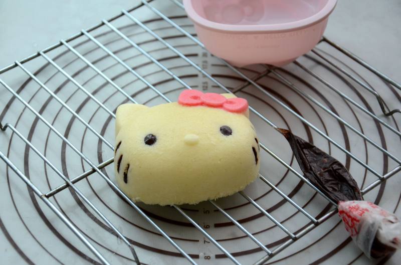 4-inch KITTY Steamed Cake Making Steps