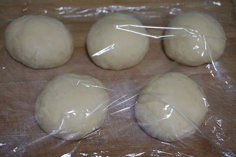 Steps to Make Rabbit-Shaped Bread