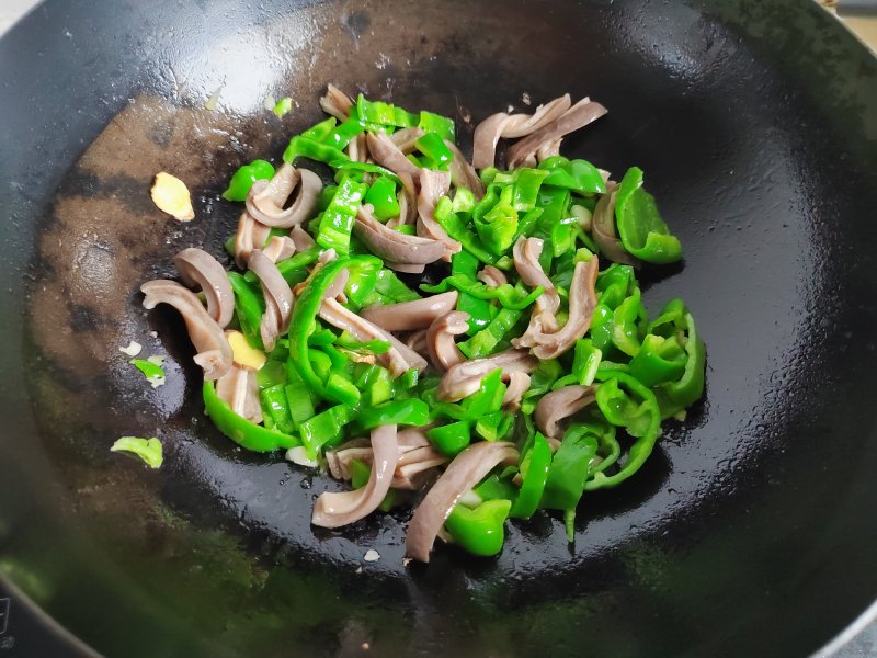 Steps for Making Green Pepper Stir-Fried Pork Tripe