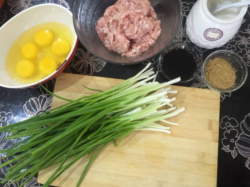 Steps for Making Pork and Scallion Dumplings