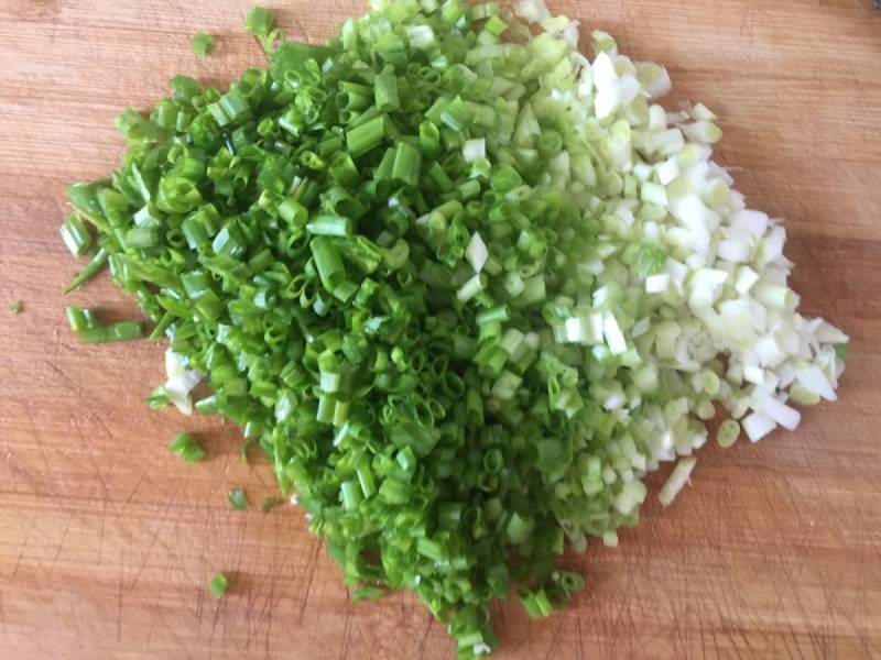 Steps for Making Pork and Scallion Dumplings