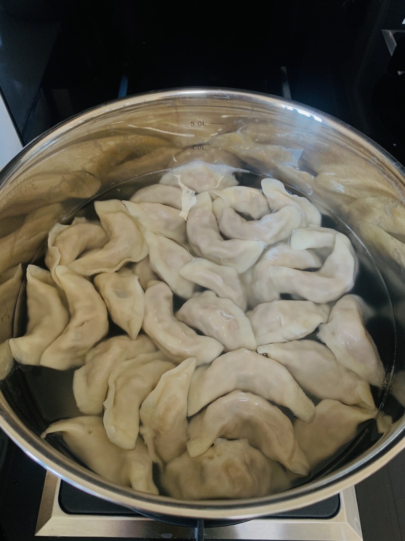 Steps for Making Pork and Scallion Dumplings