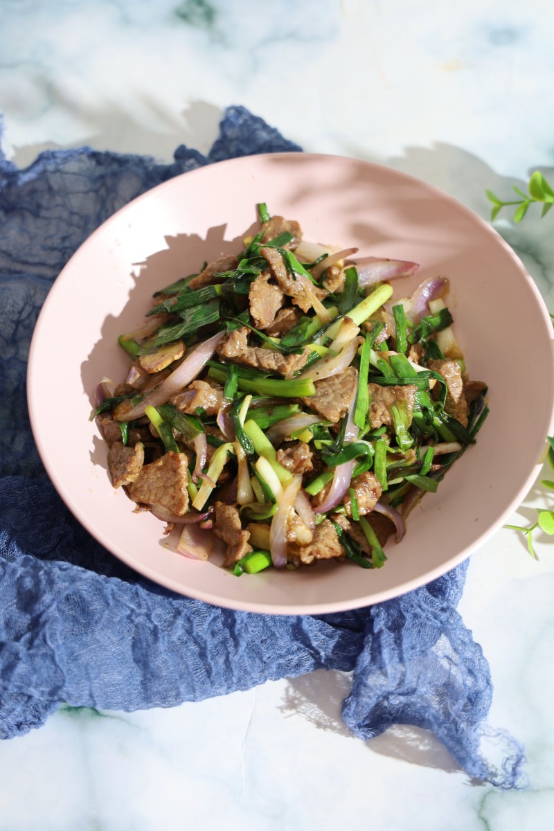 Onion and Garlic Chives Stir-Fried Beef