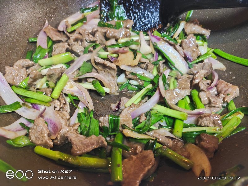 Steps for Cooking Onion and Garlic Chives Stir-Fried Beef