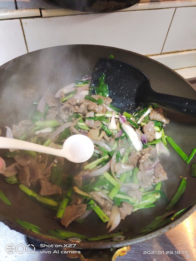 Steps for Cooking Onion and Garlic Chives Stir-Fried Beef