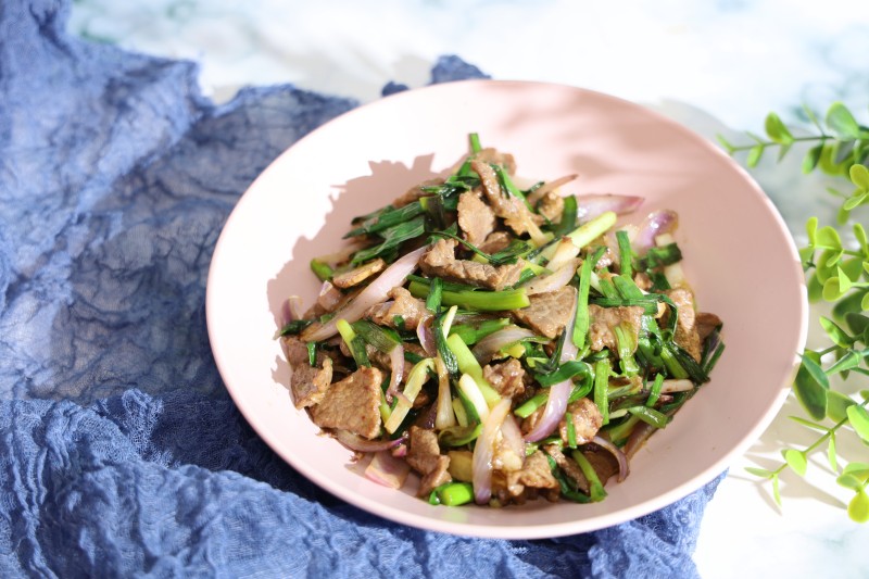 Onion and Garlic Chives Stir-Fried Beef