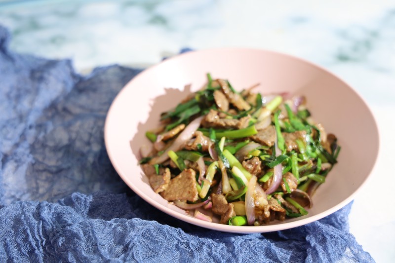 Onion and Garlic Chives Stir-Fried Beef