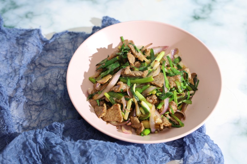 Onion and Garlic Chives Stir-Fried Beef