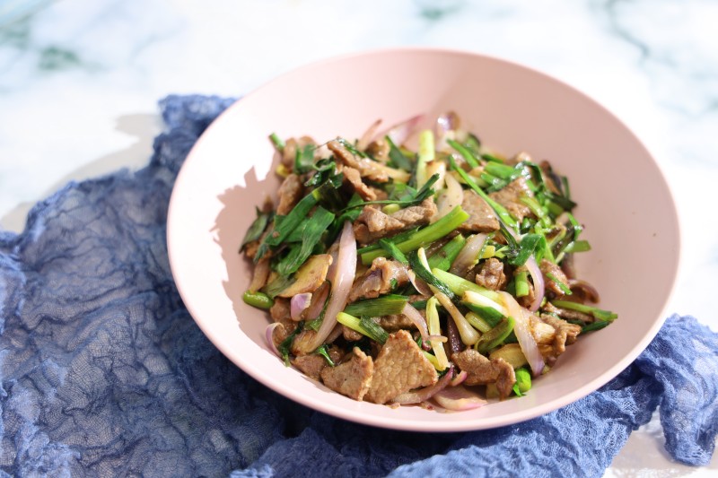 Onion and Garlic Chives Stir-Fried Beef