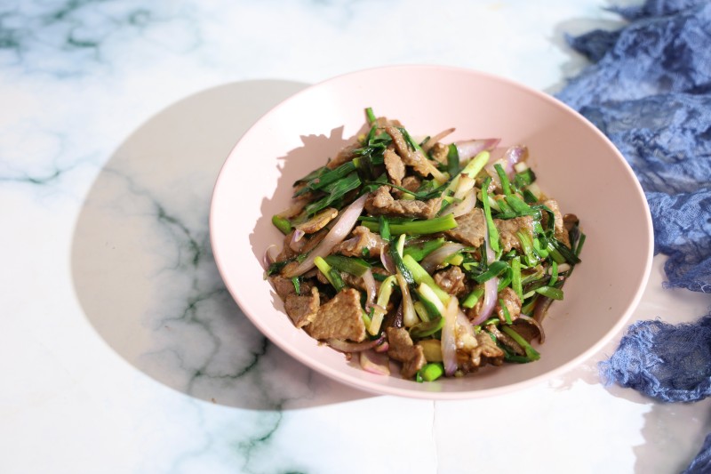 Onion and Garlic Chives Stir-Fried Beef