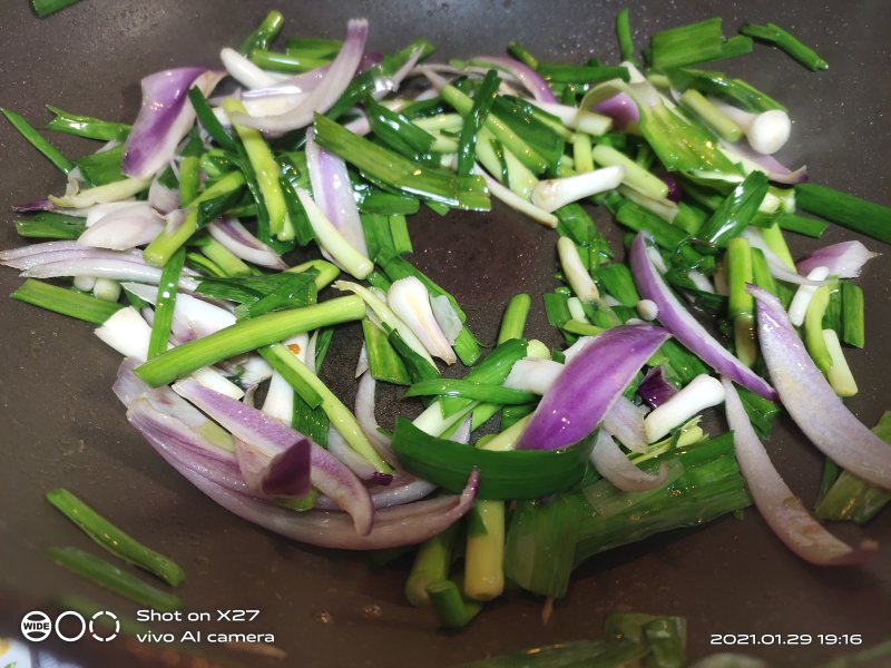 Steps for Cooking Onion and Garlic Chives Stir-Fried Beef