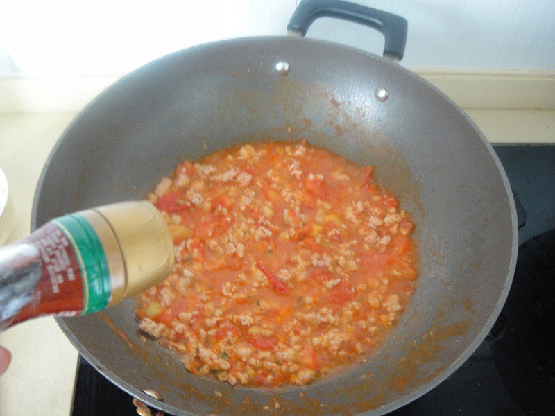 Steps for Making Tomato Meat Sauce Pasta