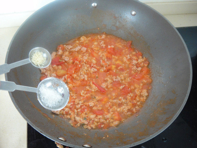 Steps for Making Tomato Meat Sauce Pasta