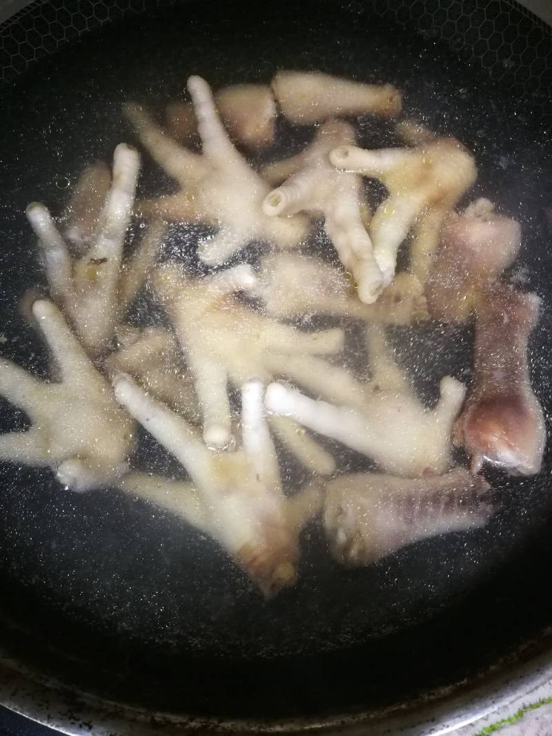 Steps for cooking Lujishou (Braised Chicken Feet)