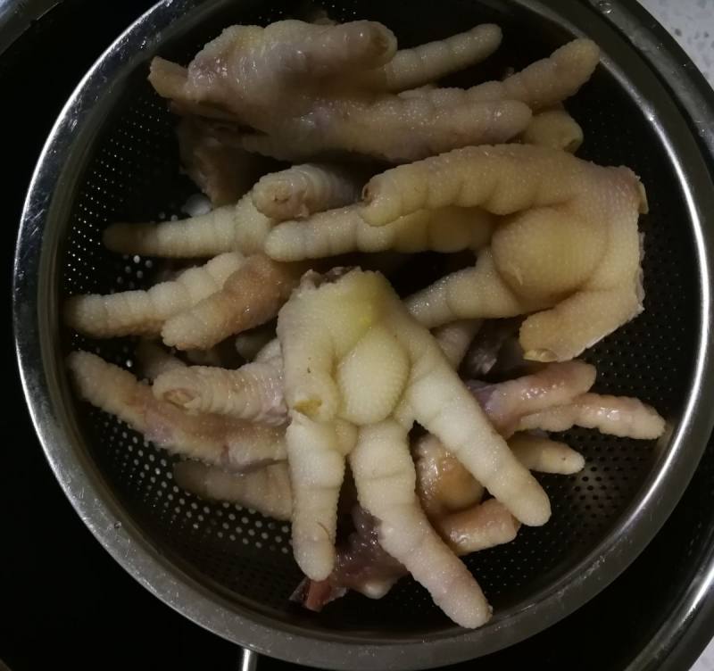 Steps for cooking Lujishou (Braised Chicken Feet)