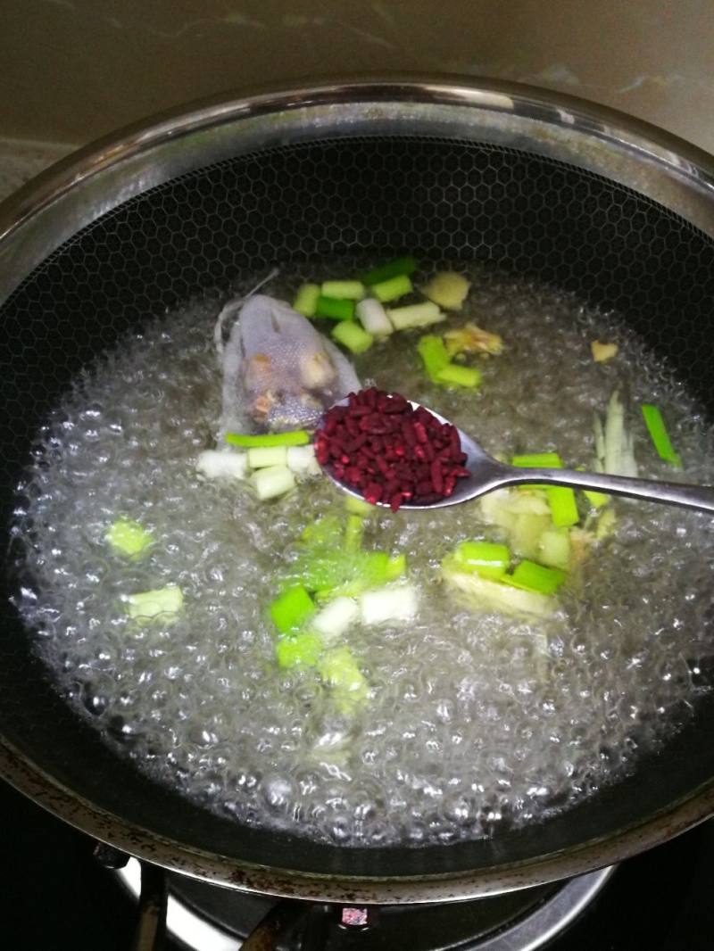 Steps for cooking Lujishou (Braised Chicken Feet)