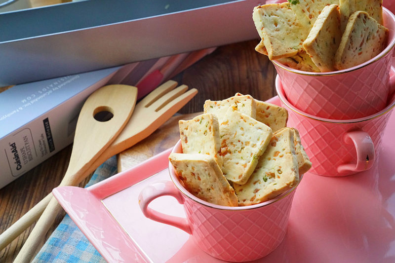 Steps for Cooking Fish Sausage and Scallion Biscuits