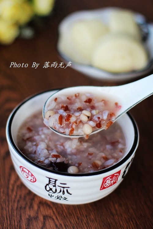 Blood-nourishing and Beauty-enhancing - Red Rice and Coix Seed Porridge