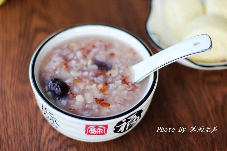 Detailed steps for cooking Blood-nourishing and Beauty-enhancing - Red Rice and Coix Seed Porridge