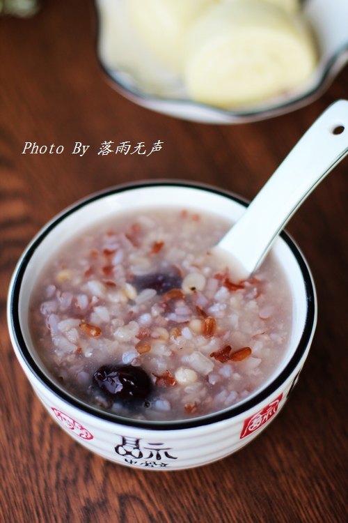 Blood-nourishing and Beauty-enhancing - Red Rice and Coix Seed Porridge