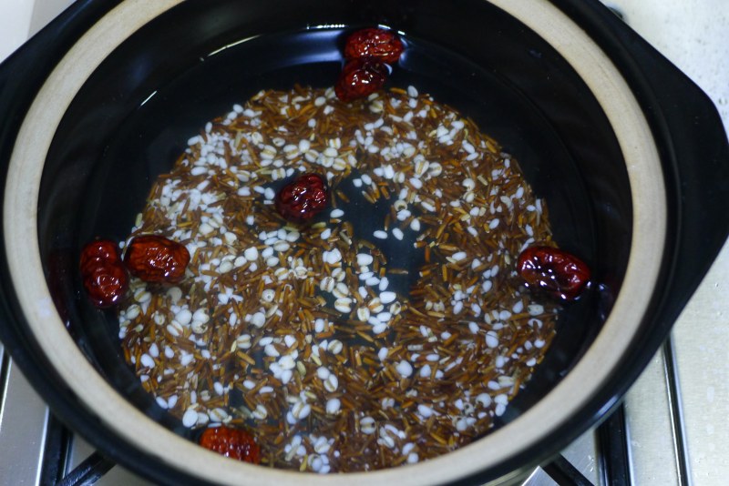 Detailed steps for cooking Blood-nourishing and Beauty-enhancing - Red Rice and Coix Seed Porridge