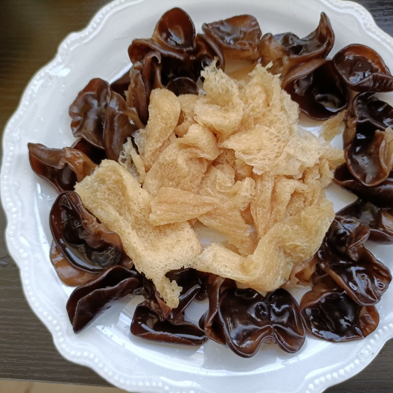 Steps for Making Bamboo Fungus and Black Fungus Salad with Rose Egg