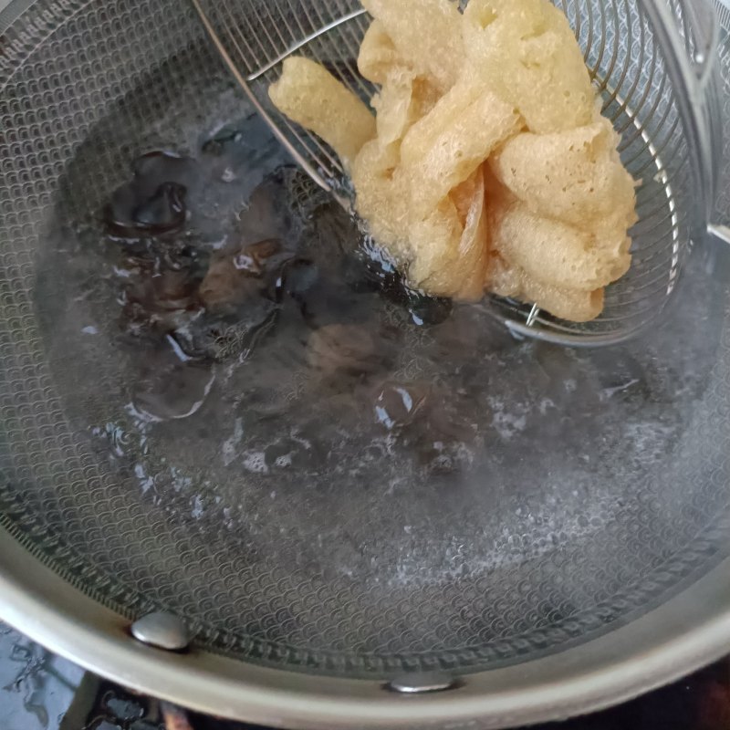 Steps for Making Bamboo Fungus and Black Fungus Salad with Rose Egg