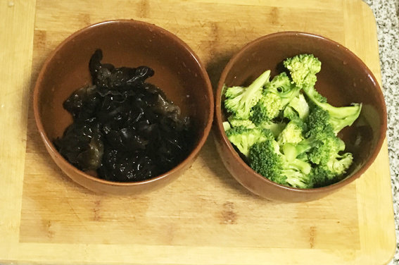 Steps for making Core Kernel Tofu and Black Fungus Casserole