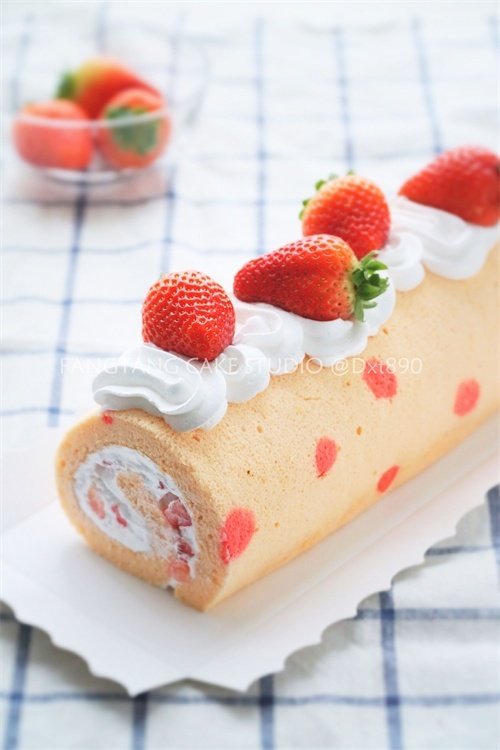 【Tomato Recipe】Christmas Strawberry Cake Roll - A Sweet and Sour Christmas Delight