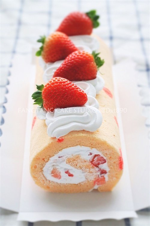 【Tomato Recipe】Christmas Strawberry Cake Roll - A Sweet and Sour Christmas Delight