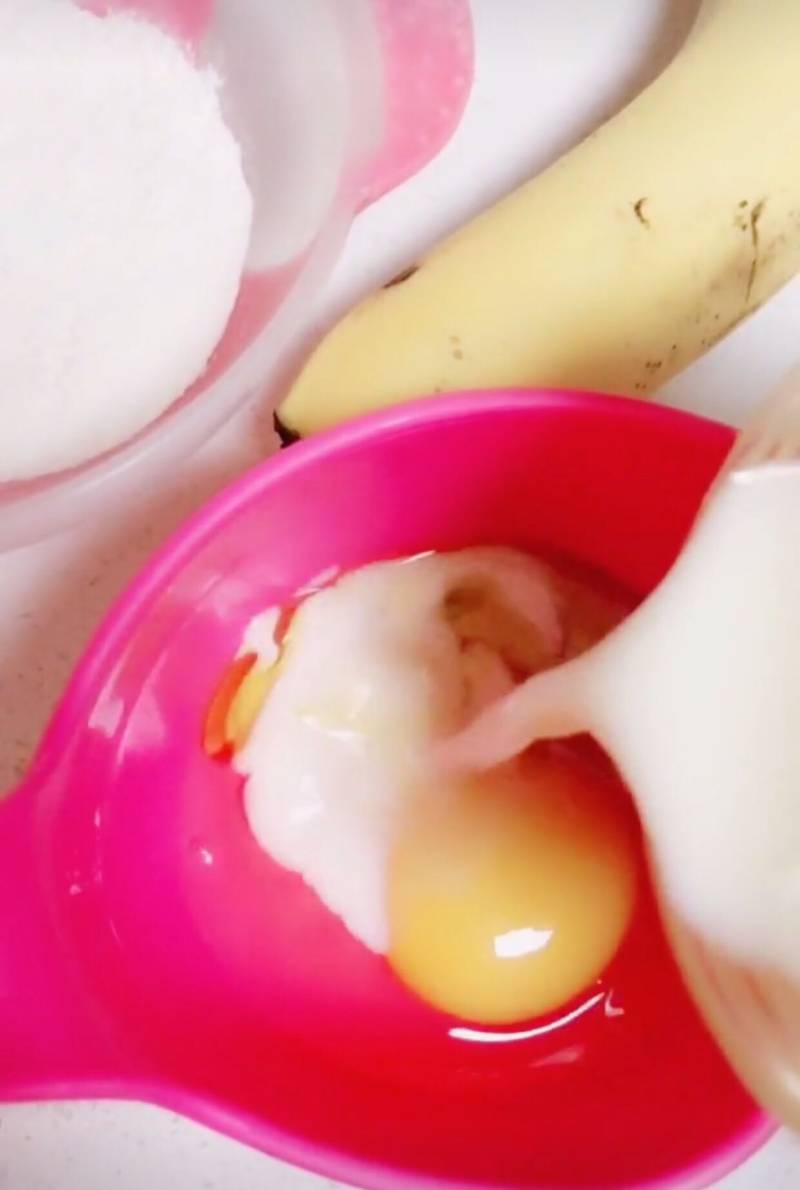 Step-by-Step Instructions for Making Banana Egg Roll