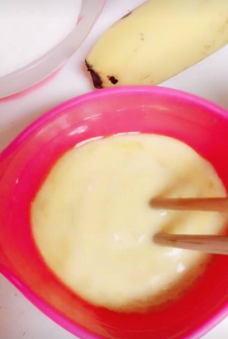 Step-by-Step Instructions for Making Banana Egg Roll