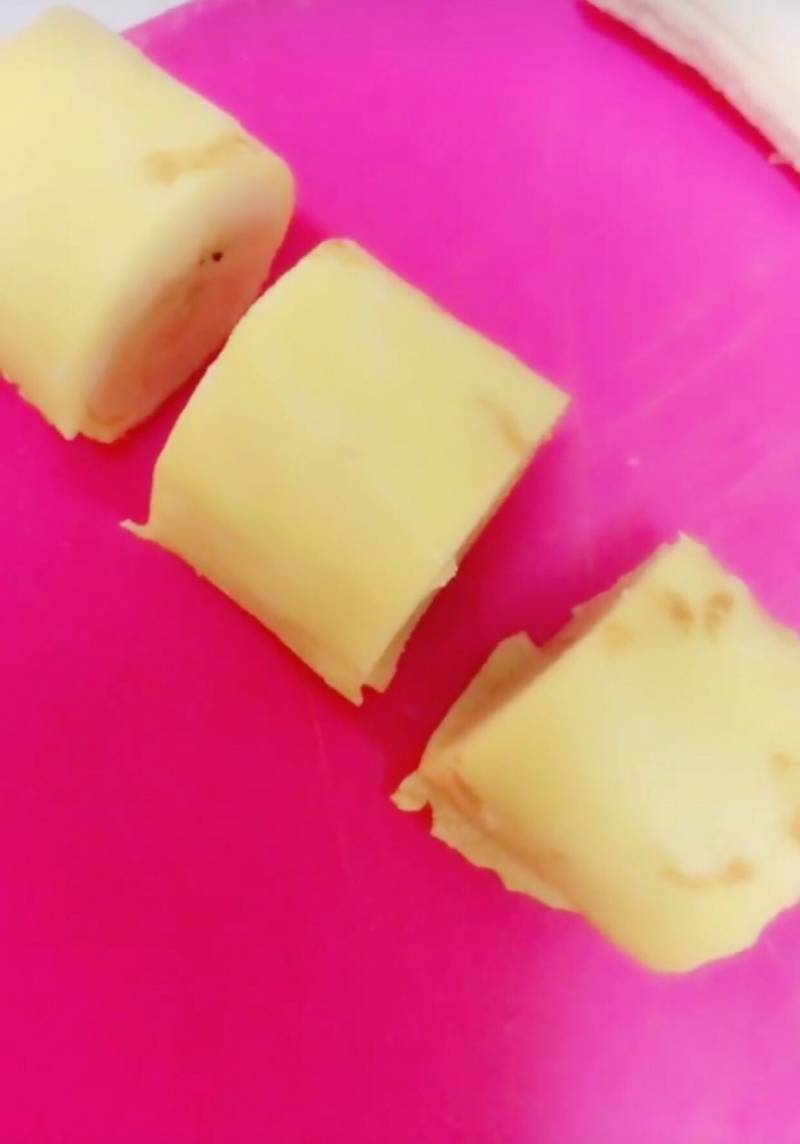 Step-by-Step Instructions for Making Banana Egg Roll