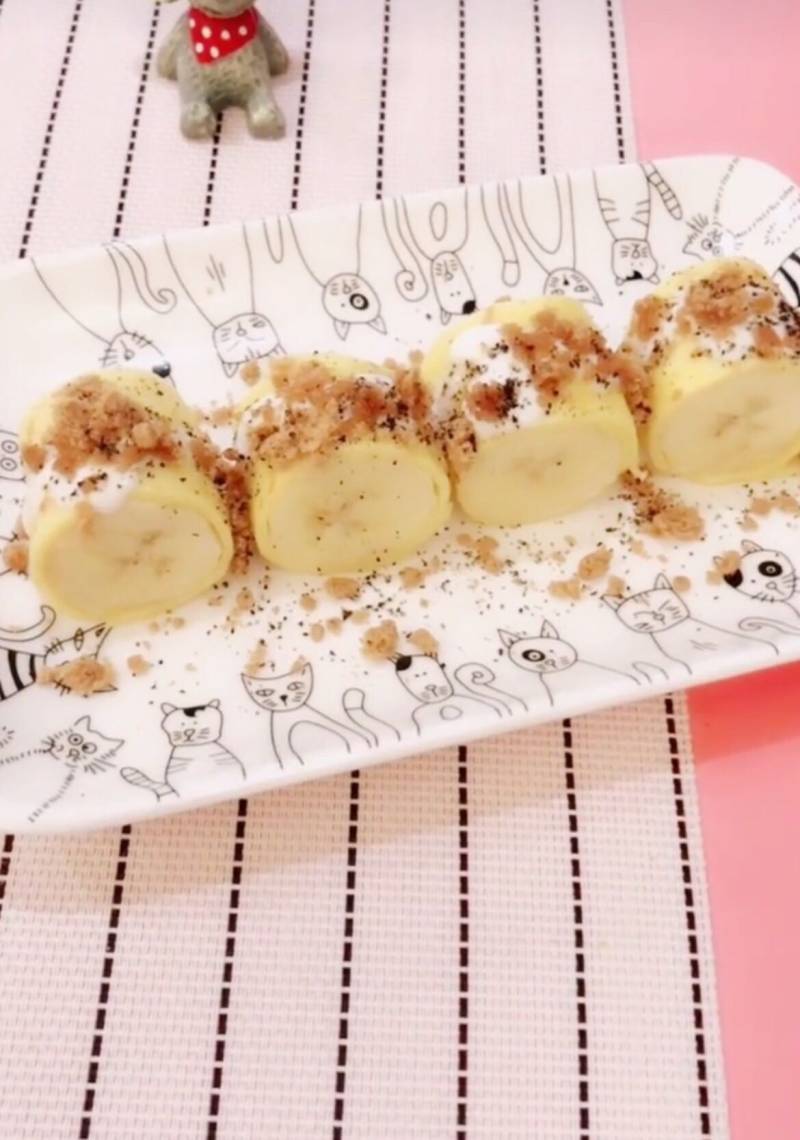 Step-by-Step Instructions for Making Banana Egg Roll