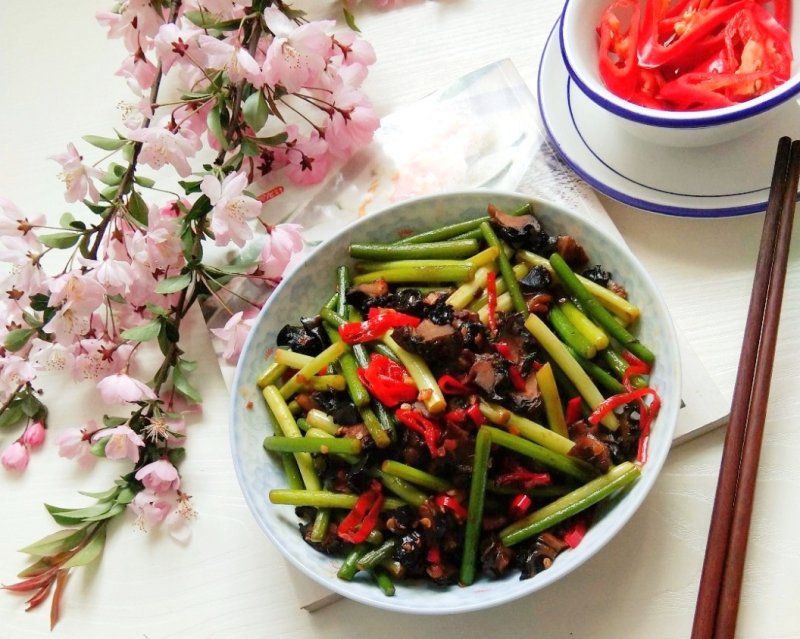 Steps for Cooking Garlic Scapes and Snail Meat