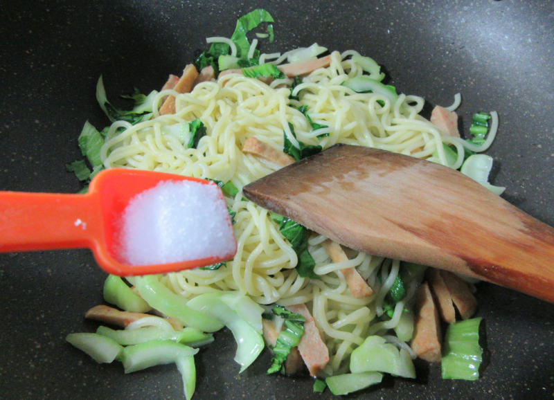 Steps for Making Sweet and Spicy Stir-Fried Carrot Noodles with Greens