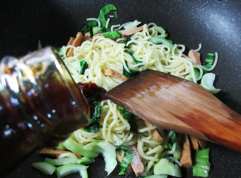 Steps for Making Sweet and Spicy Stir-Fried Carrot Noodles with Greens