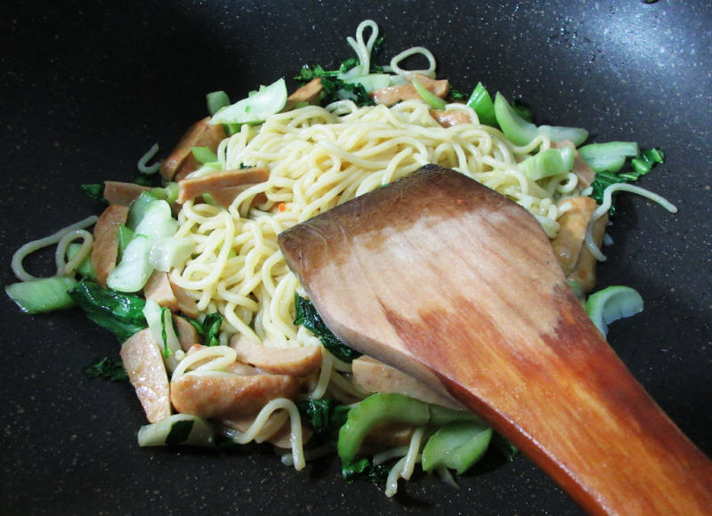 Steps for Making Sweet and Spicy Stir-Fried Carrot Noodles with Greens