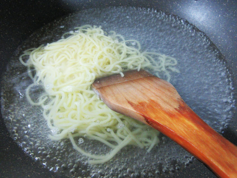 Steps for Making Sweet and Spicy Stir-Fried Carrot Noodles with Greens