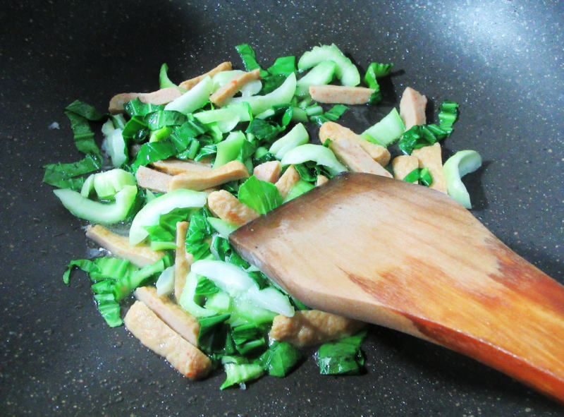 Steps for Making Sweet and Spicy Stir-Fried Carrot Noodles with Greens