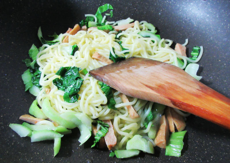 Steps for Making Sweet and Spicy Stir-Fried Carrot Noodles with Greens