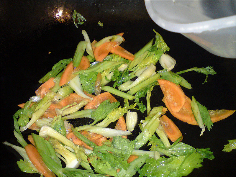 Post-Holiday Detox Vegetarian Dish - Celery Stir-Fried Black Fungus Cooking Steps