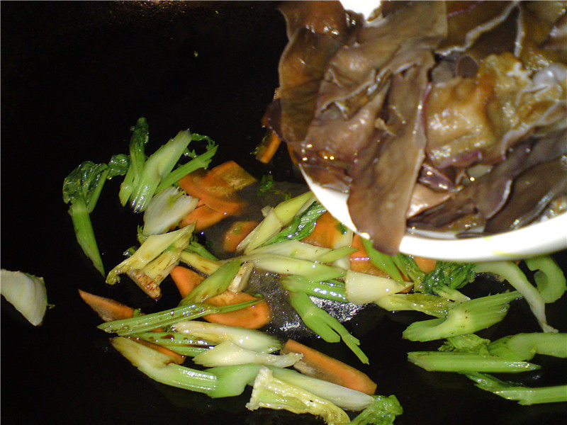 Post-Holiday Detox Vegetarian Dish - Celery Stir-Fried Black Fungus Cooking Steps