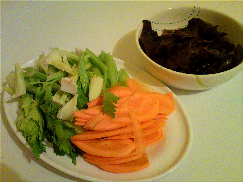 Post-Holiday Detox Vegetarian Dish - Celery Stir-Fried Black Fungus Cooking Steps