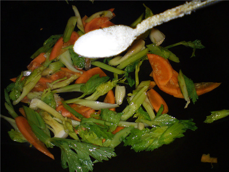 Post-Holiday Detox Vegetarian Dish - Celery Stir-Fried Black Fungus Cooking Steps