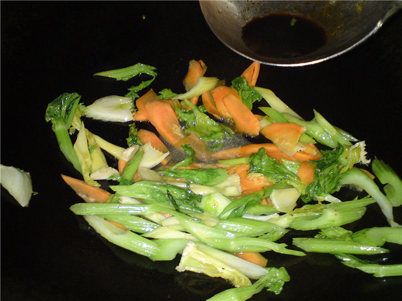 Post-Holiday Detox Vegetarian Dish - Celery Stir-Fried Black Fungus Cooking Steps