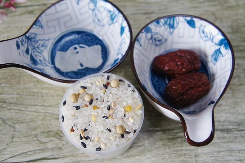 Steps for Making Red Date and Mixed Grain Nutritious Porridge