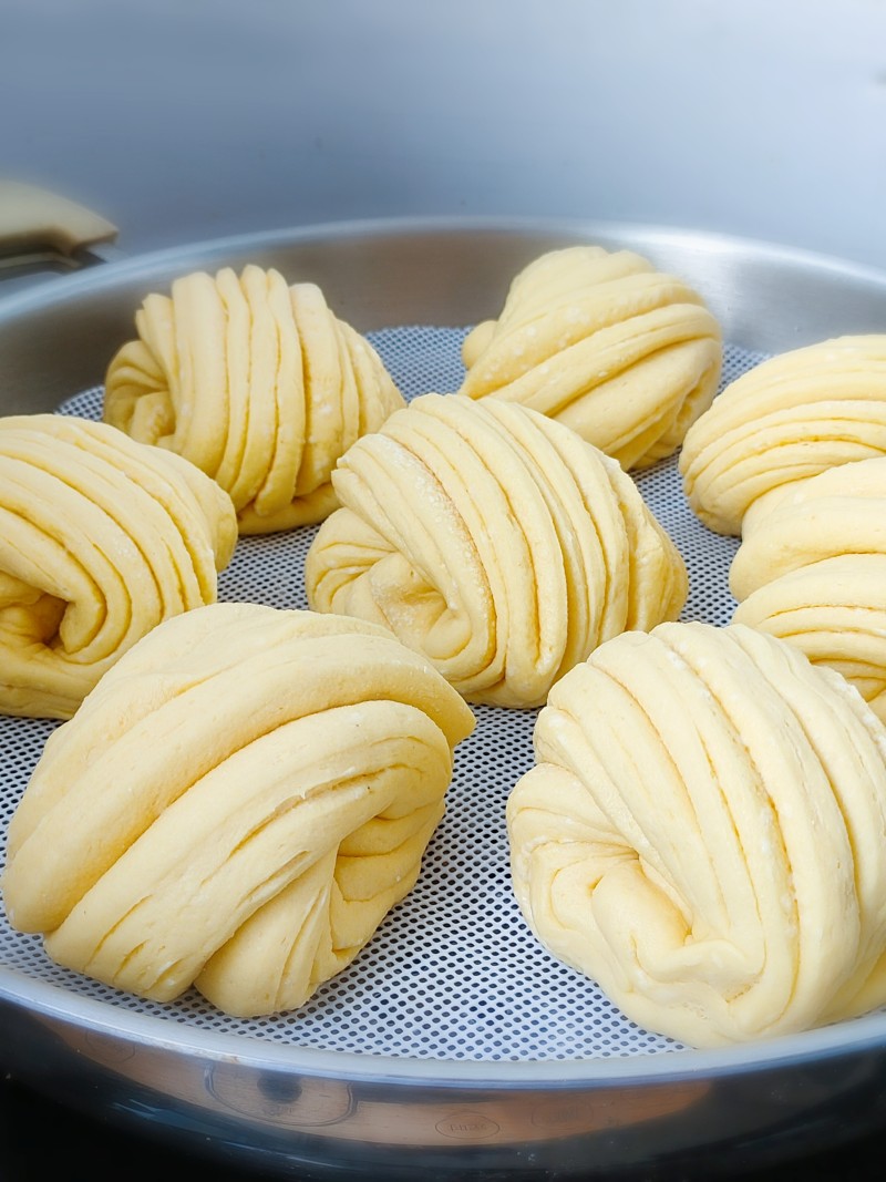 Steps for Making Corn Flour Steamed Rolls