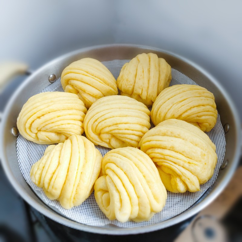 Steps for Making Corn Flour Steamed Rolls